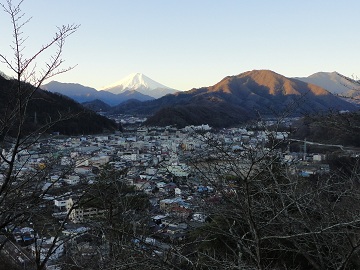 大月市街と富士山