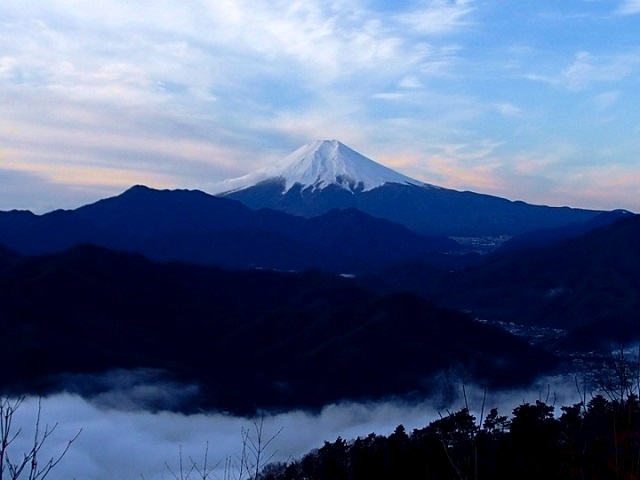 早朝の百蔵山から見た富士山