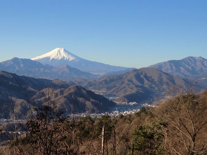 百蔵山の登山道から見た富士山