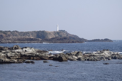 須崎遊歩道から見た爪木崎灯台