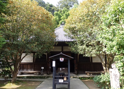 円応寺本堂とキンモクセイ