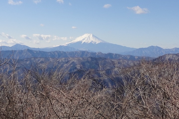 御前山から富士山、道志方面の展望