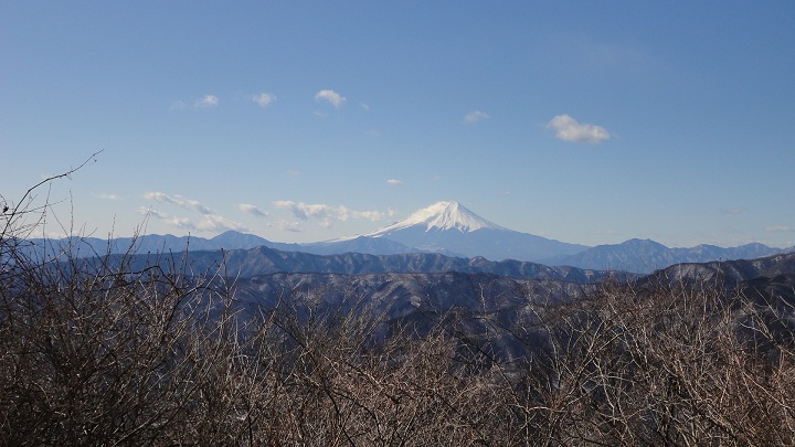 御前山から富士山、道志方面の展望